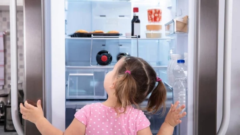 Không để trẻ nghịch, phá tủ lạnh