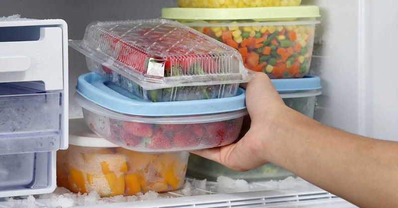Lấy thực phẩm ra khỏi tủ lạnh