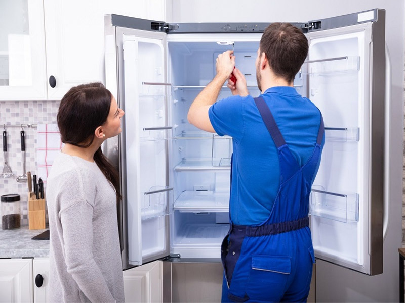 Liên lạc với thợ sửa tủ lạnh có kinh nghiệm để đảm bảo an toàn