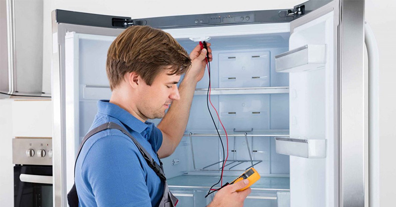 Liên lạc với thợ sửa tủ lạnh uy tín để đảm bảo an toàn
