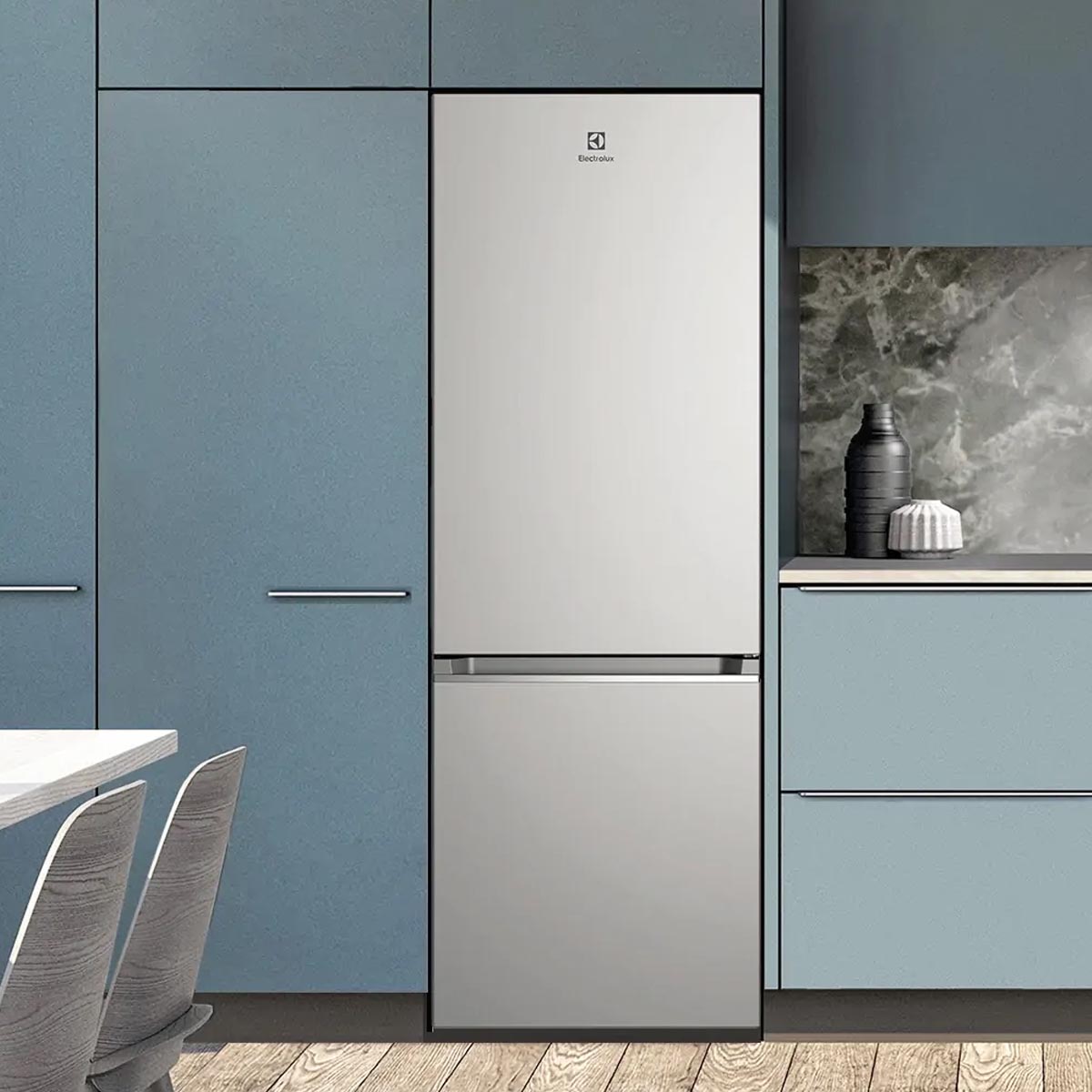 Thiết kế sang trọng của Tủ Lạnh Electrolux Inverter 335 Lít EBB3702K-A