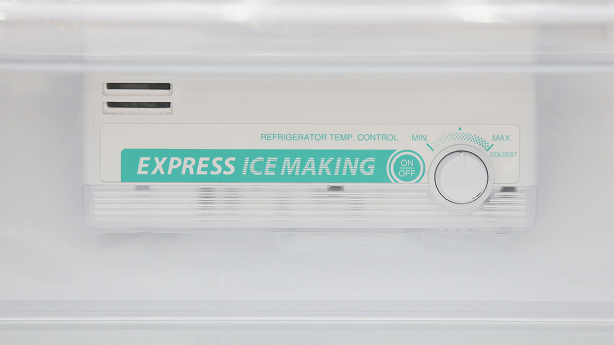 Tính năng làm đá cực nhanh Express Ice Making đặc biệt của tủ lạnh Sharp