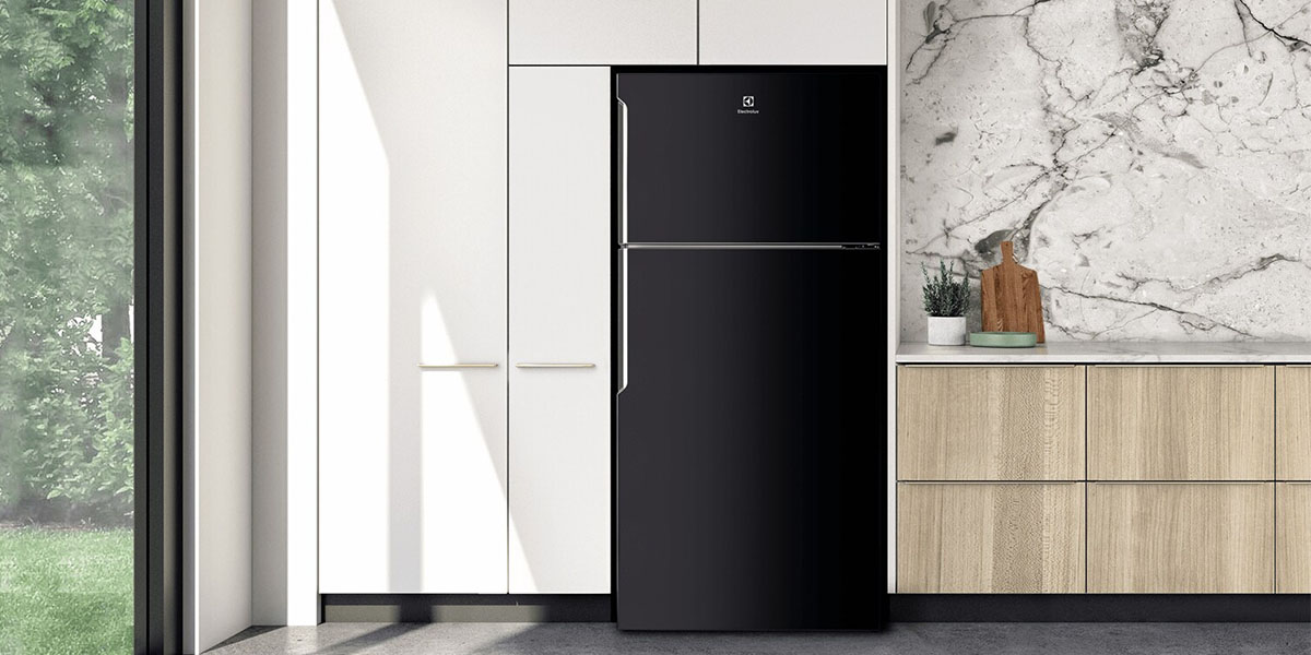 Tủ Lạnh Electrolux Inverter 536 Lít ETB5400B-H mang sắc đen hiện đại
