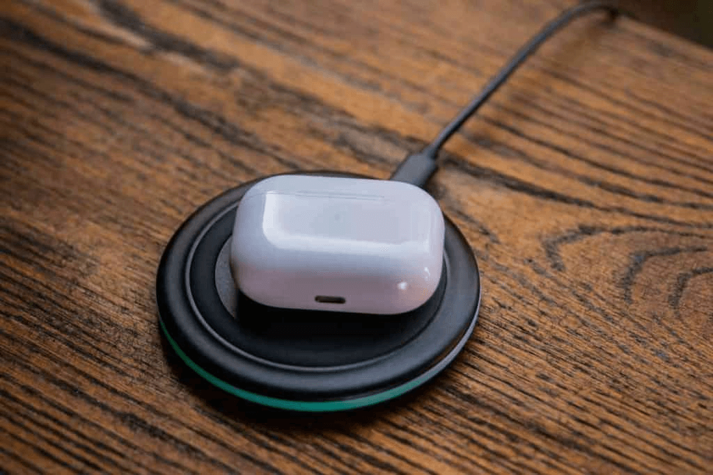 Bạn có thể sử dụng sạc điện thoại để nạp pin cho tai nghe Bluetooth.