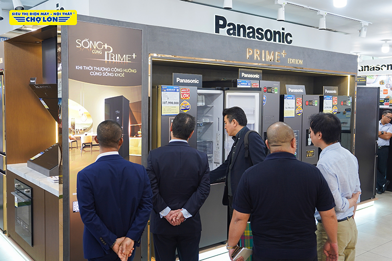 Đại diện hai bên cùng tham quan khu trưng bày sản phẩm cao cấp Panasonic