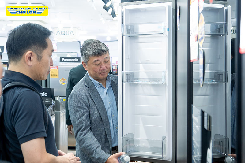 Phái đoàn Panasonic trực tiếp đi tham quan khu vực trưng bày để trải nghiệm các sản phẩm đột phá thế hệ mới