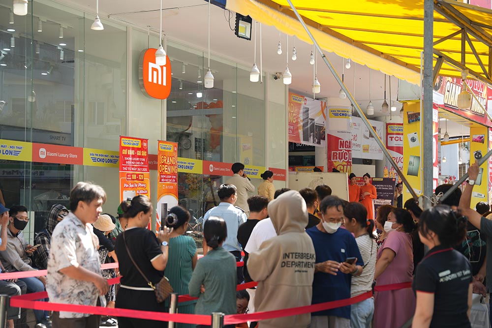 Các khách hàng đã có mặt từ rất sớm để xếp hàng săn Deal sốc tại sự kiện khai trương