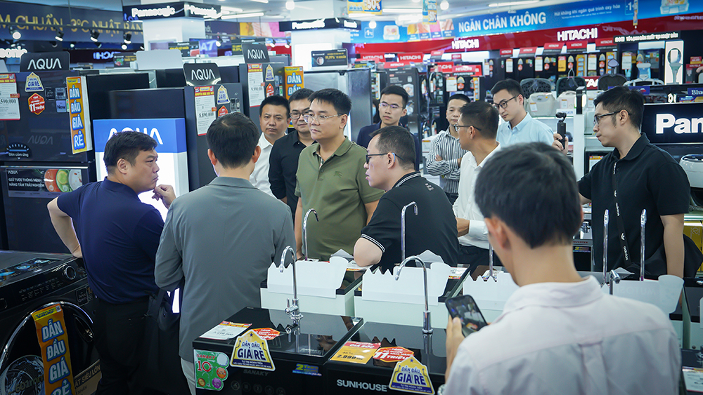 Phái đoàn Haier tham quan khu trưng bày sản phẩm AQUA tại Điện Máy Chợ Lớn.