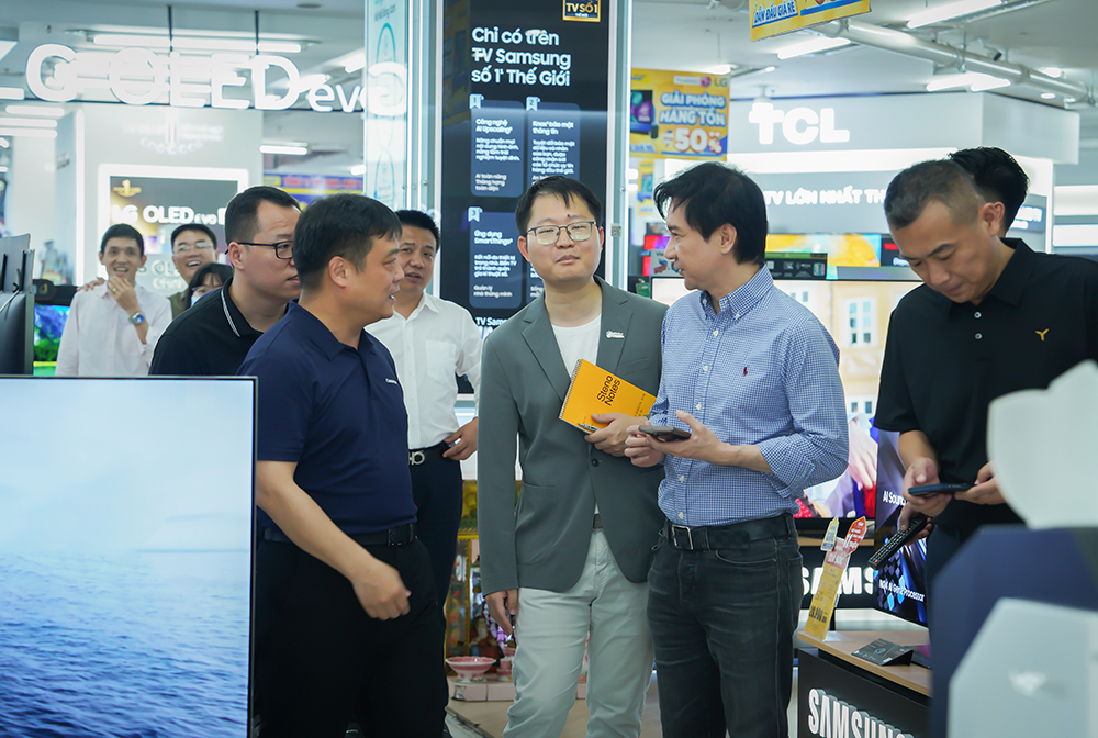 Đại diện Tập đoàn Haier và Ban lãnh đạo Siêu Thị Điện Máy - Nội Thất Chợ Lớn cùng trao đổi chiến lược hợp tác