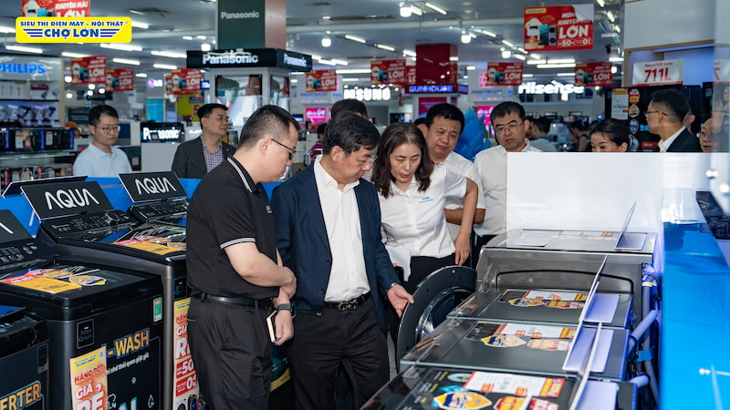 Haier tham quan khu trưng bày sản phẩm AQUA tại Điện Máy Chợ Lớn