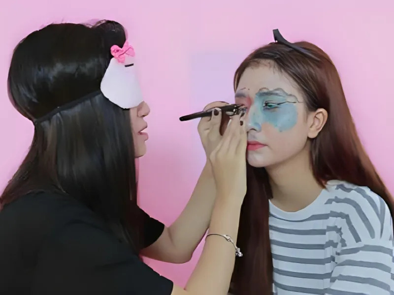 Trò chơi bịt mắt hoá trang