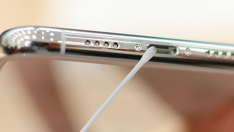 Vệ sinh cổng sạc là cách khắc phục lỗi sạc không vào pin iPhone đơn giản mà bạn nên thử.