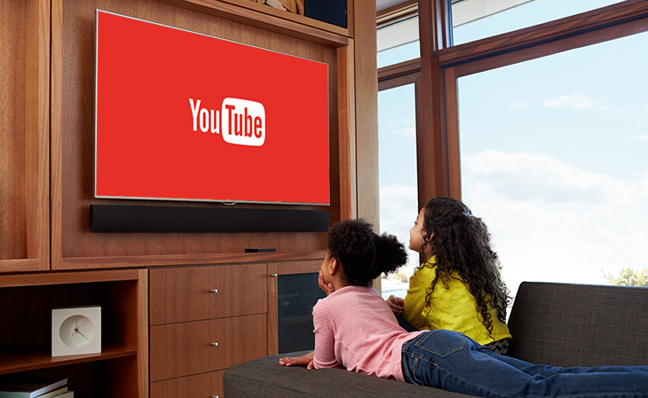 Việc xem video có nội dung xấu trên Youtube có thể khiến trẻ bắt chước hành động mạo hiểm.