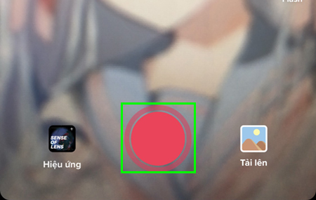Bạn nhấn vào vòng tròn màu đỏ giữa màn hình để bắt đầu quay video.